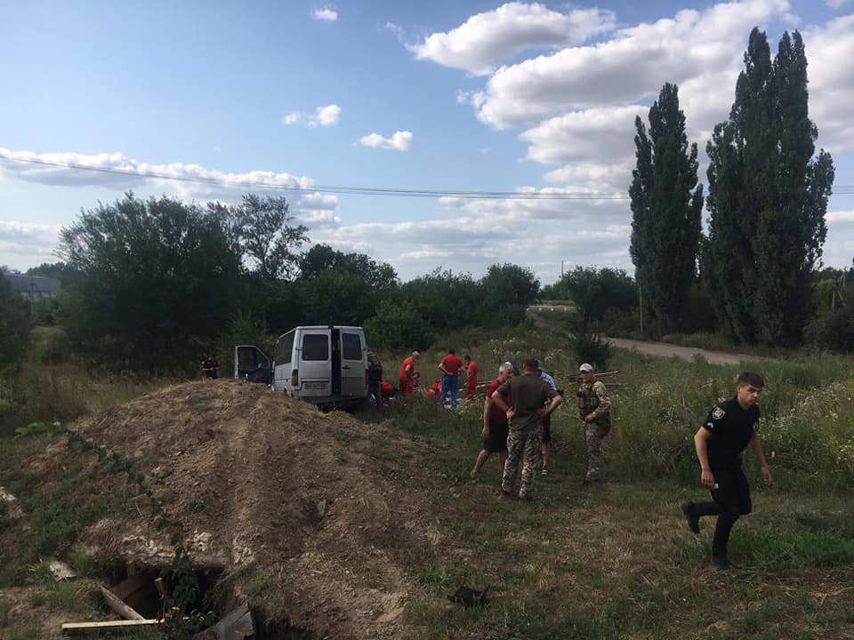 На Луганщині рейсовий автобус злетів у кювет: п'ятеро госпіталізованих (фото)