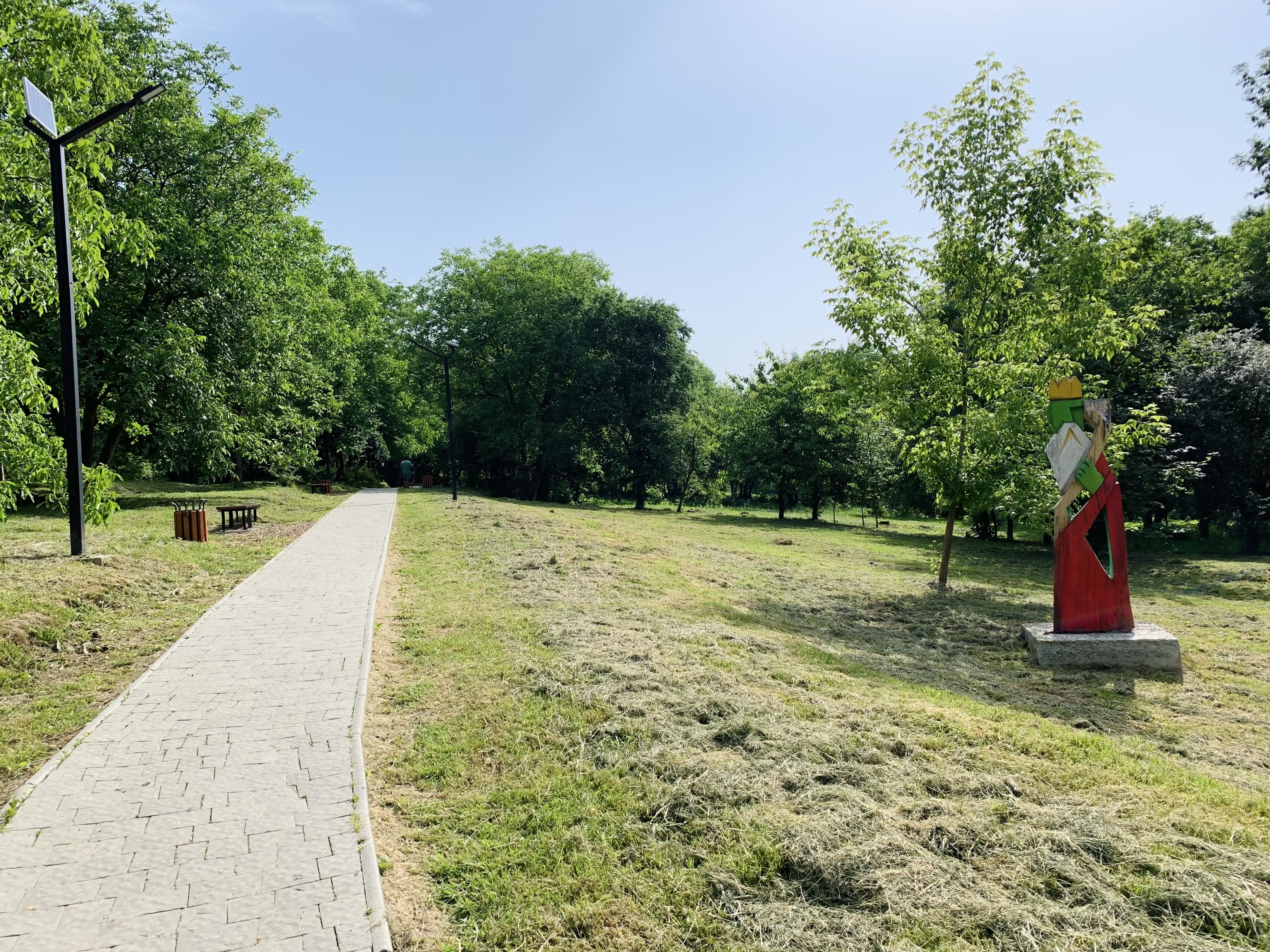 У Малоголосківському парку у Львові тривають роботи з облаштування дитячої зони (відео)