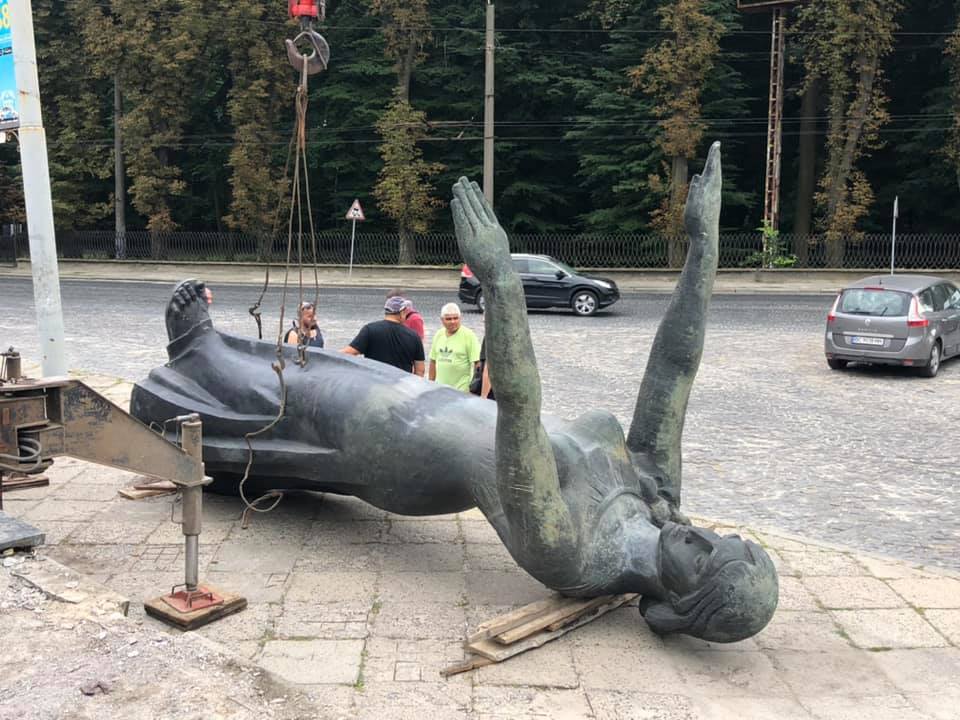 У Львові демонтували радянський Монумент слави (відео)