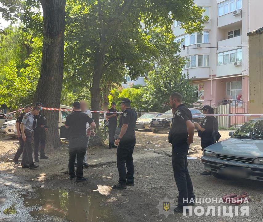 В Одесі невідомий серед дня застрелив чоловіка: поліція розпочала операцію "Сирена" (відео)