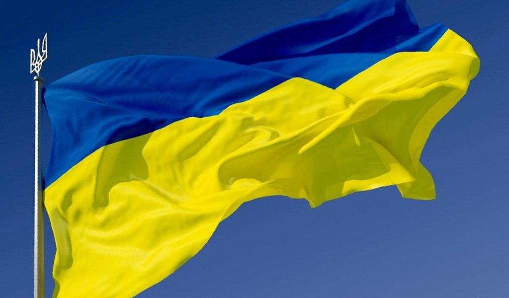 Скандал у Маріуполі: юнак показово спалив прапор України (відео)