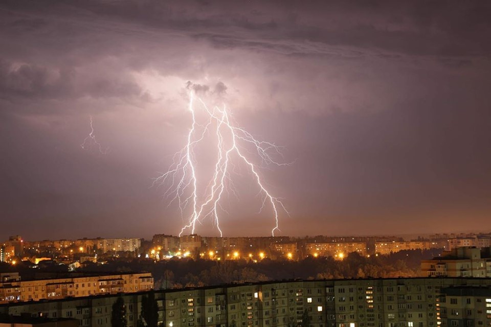 Очікуються сильні дощі та град: в Україні оголосили штормове попередження