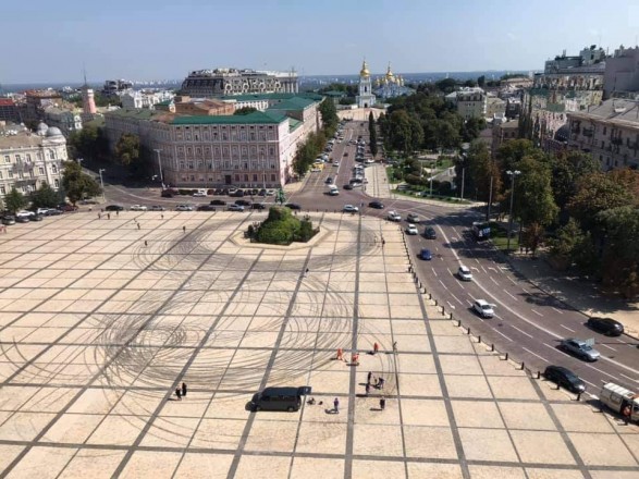 "Мене запевнили, що всі дозволи є": дрифт із Alyona Alyona на Софіївській площі (відео)