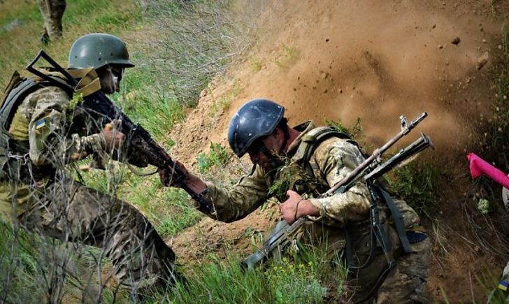 Російські окупанти поранили на Донбасі двох захисників України