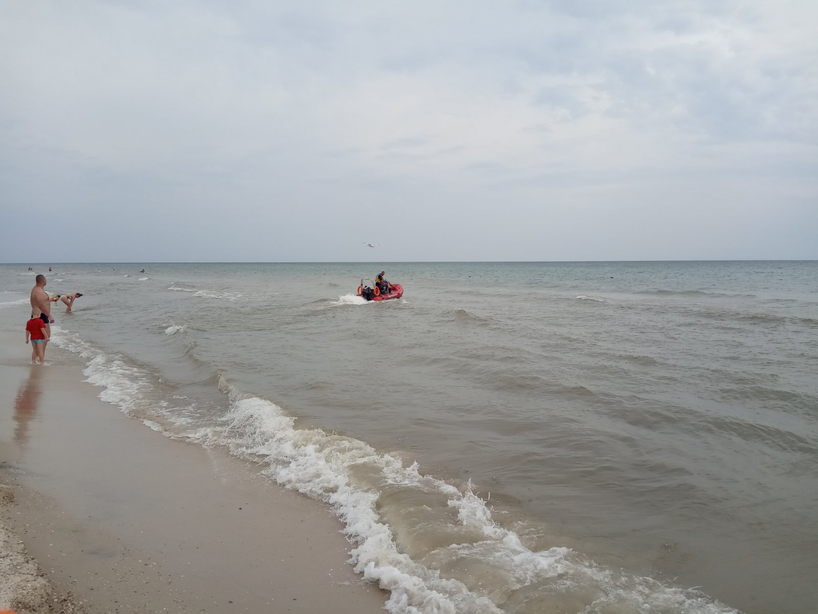 На Херсонщині батька з сином віднесло на матраці в море: тіло дитини знайшли біля берега (фото)