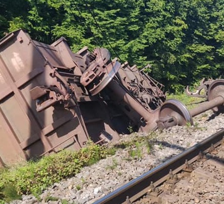 Під Львовом з колії зійшов вантажний потяг: перекинулось 13 вагонів (відео)