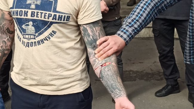 Знак протесту: член Нацкорпусу Кухарчук порізав собі вени під відділком поліції (відео)
