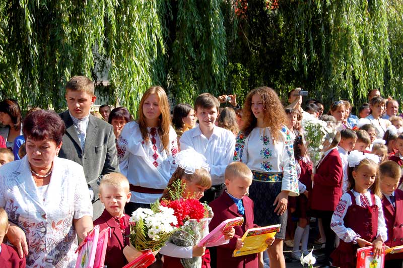 Перше вересня у Львові: школярі знову повернулися за парти у звичному форматі навчання (відео)