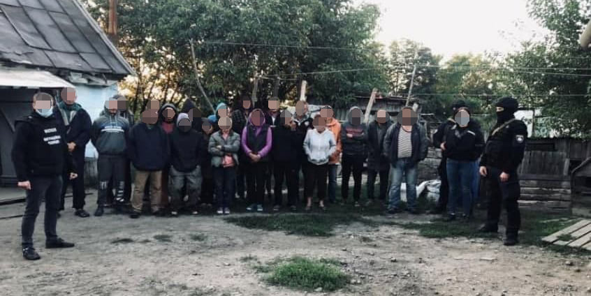 Били та змушували працювати: на Дніпропетровщині злочинна група тримала в рабстві 120 людей