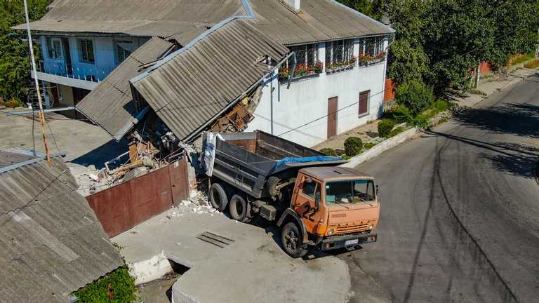 У Дніпрі КамАЗ протаранив житловий будинок: впали стіни та дах (відео)