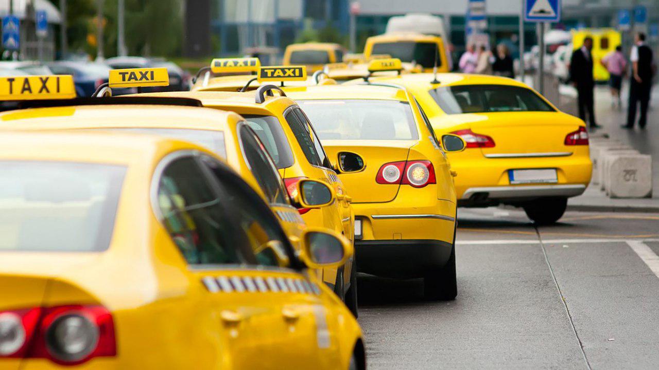 У Харкові "майбутні прокурорки" скандалили в таксі: дівчата не хотіли оплачувати поїздку (відео)