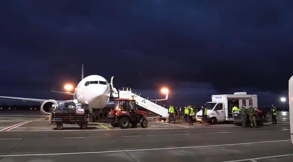 В Україні приземлився літак з евакуйованими із Афганістану українцями (відео)