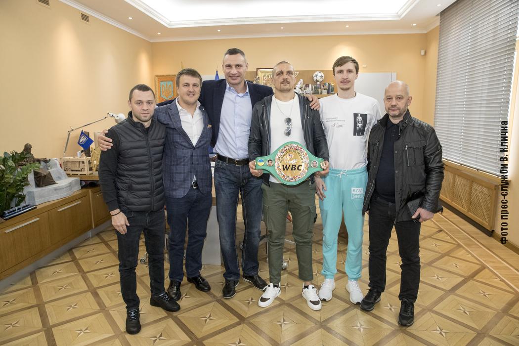 Кличко подарував Усику пояс WBC на удачу (відео)