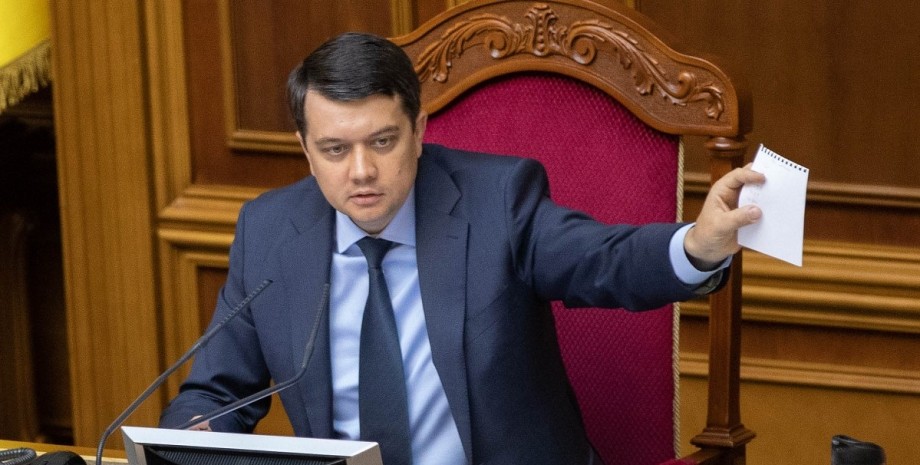 ЗМІ: «Слуги народу» почали збирати підписи за відставку Разумкова
