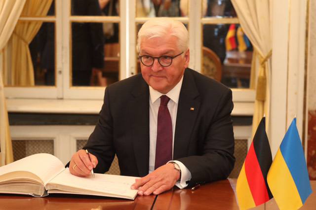 До України прибув президент Німеччини - він візьме участь у заходах, присвячених трагедії Бабиного Яру