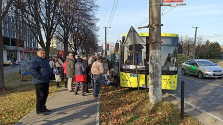 У Львові водій маршрутки помер за кермом. Транспорт продовжував їхати (фото)