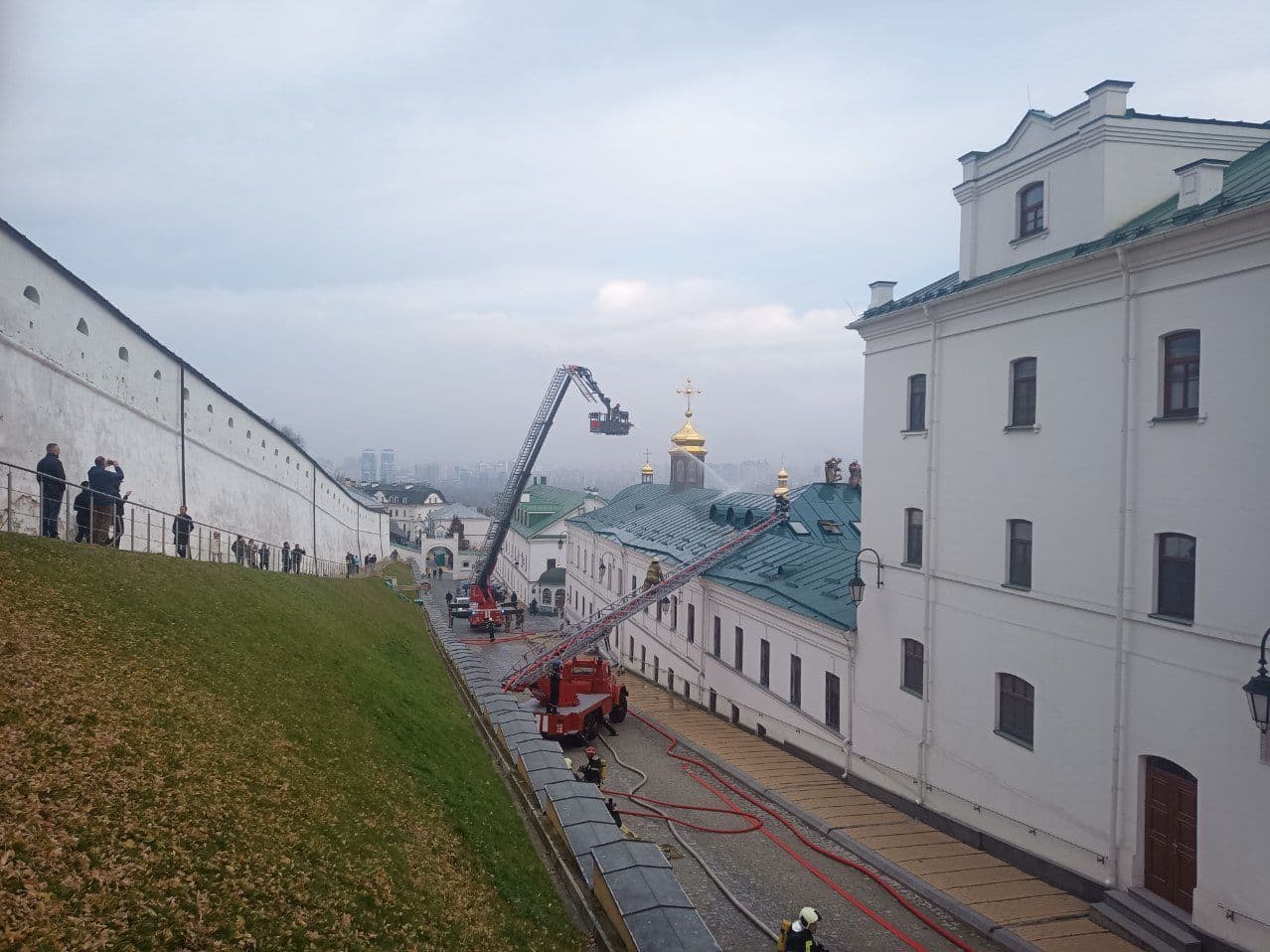 На території Києво-Печерської лаври загорілась УПЦ Московського патріархату (фото, відео)