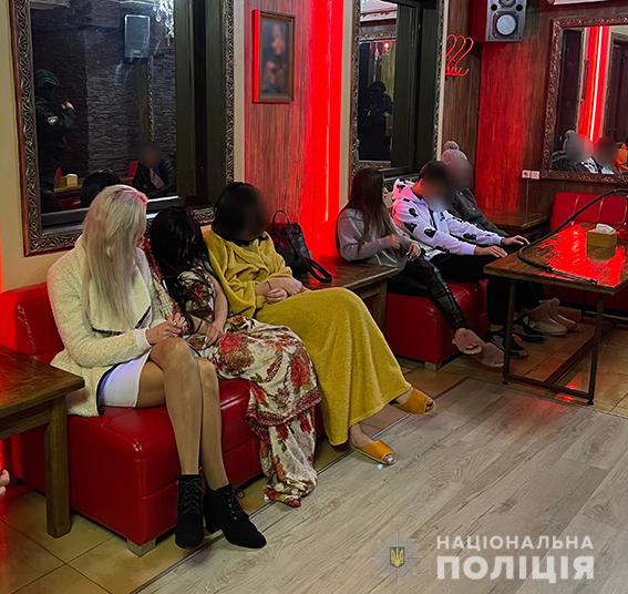 "Бізнес" не вдався: у Миколаєві накрили бордель із неповнолітніми "робітницями" (фото, відео)
