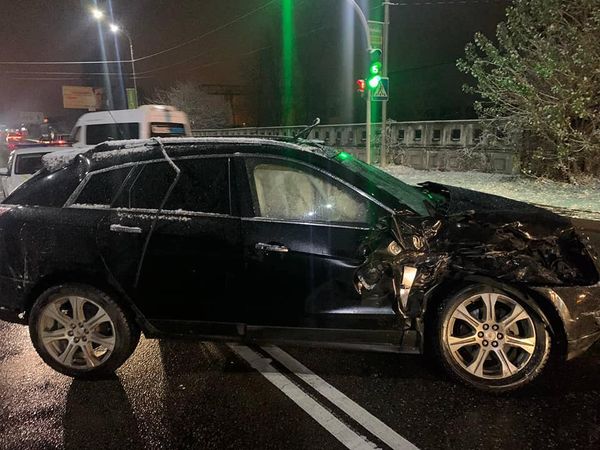 У Вишгороді водійка Cadillac зіштовхнулась з автобусом: є постраждалі (фото)