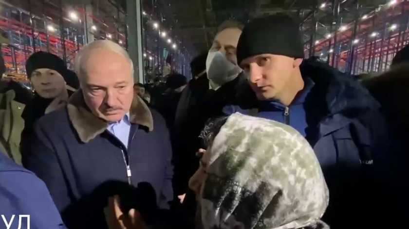 Диктаторська пропаганда влаштувала "шоу": Лукашенко приїхав на кордон до мігрантів