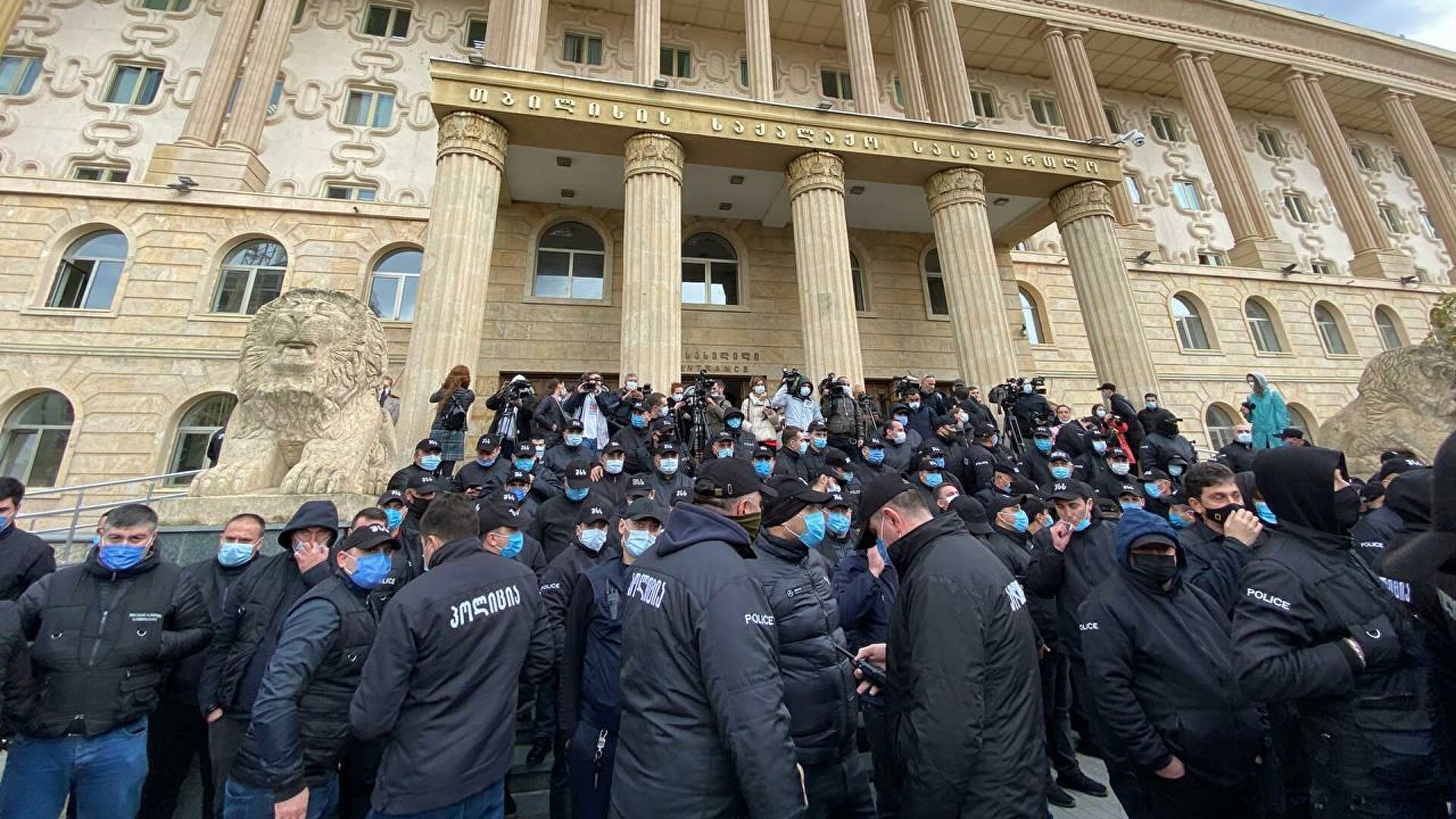 Суд над Саакашвілі: у Тбілісі поліція застосувала проти активістів перцевий газ