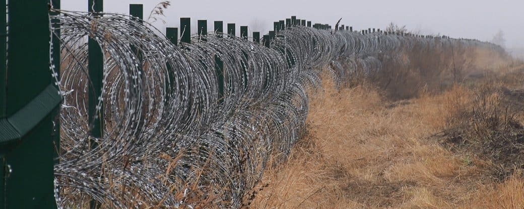 У разі повномасштабного наступу: Україна збудувала 100-кілометровий паркан з колючого дроту на кордоні з Росією