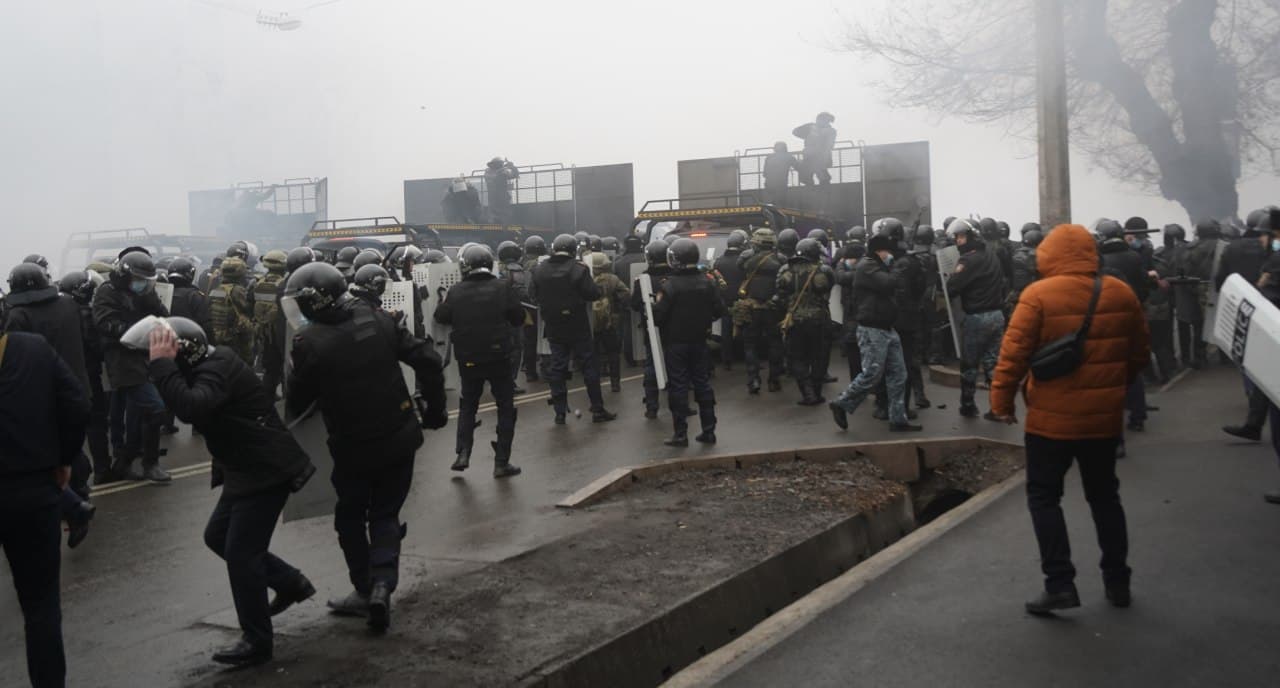 Штурм мерії та пожежа в прокуратурі: в Алмати серйозне загострення ситуації. Оновлено (відео)