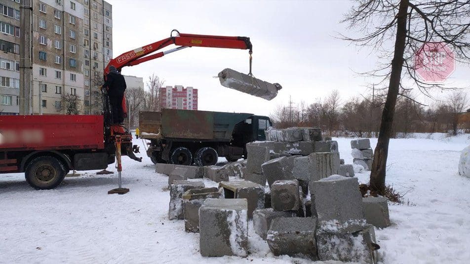 У Харкові демонтували "Стоунхендж"