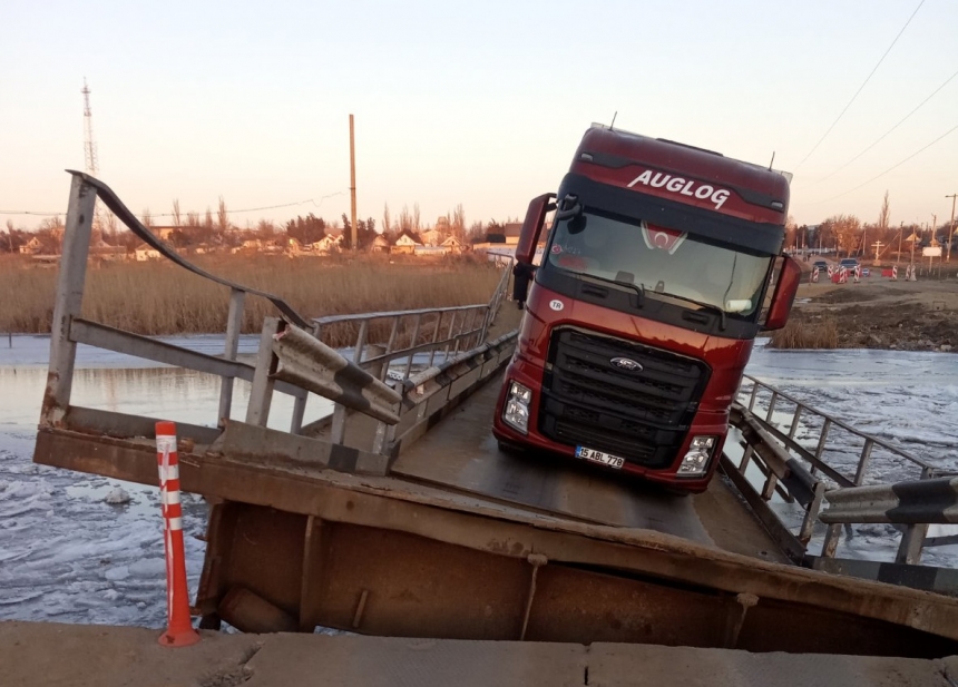 Фура втопила понтонний міст на Миколаївщині (фото)