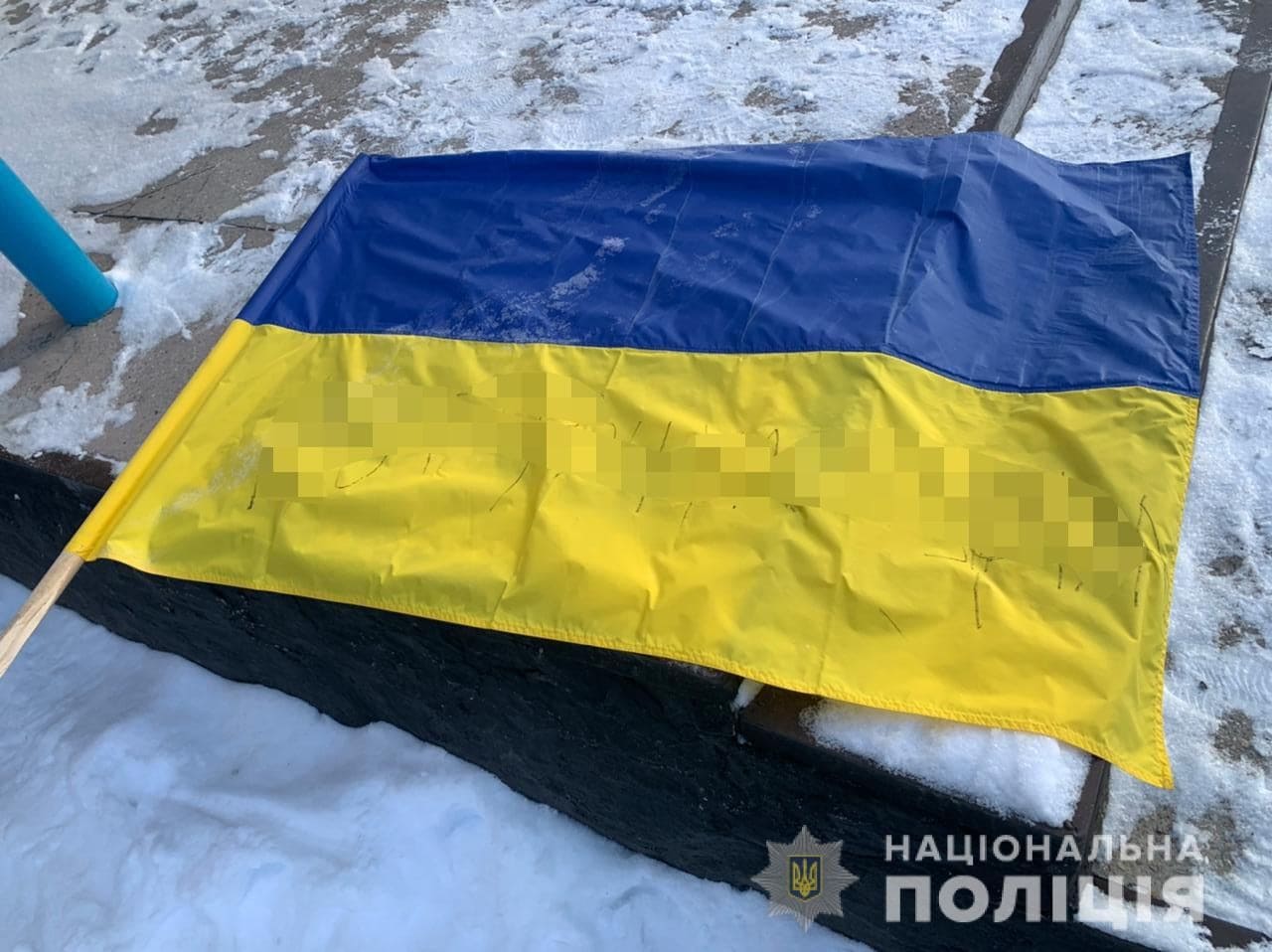 На Вінниччині п'яна дівчина розписала прапор України лайкою, їй загрожує ув'язнення