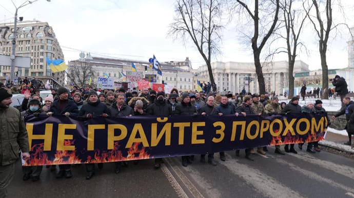 Прихильники Порошенка пішли на Банкову (відео)