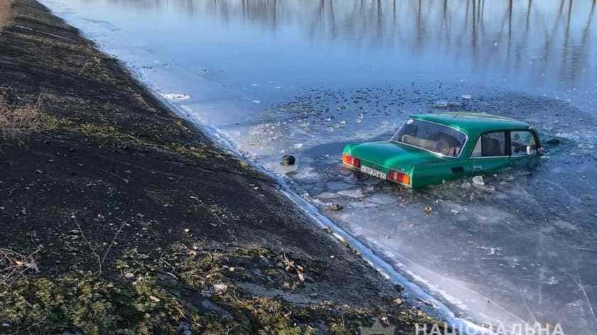 Пастка у власному авто: пенсіонер влетів у замерзлий канал на Херсонщині (відео)