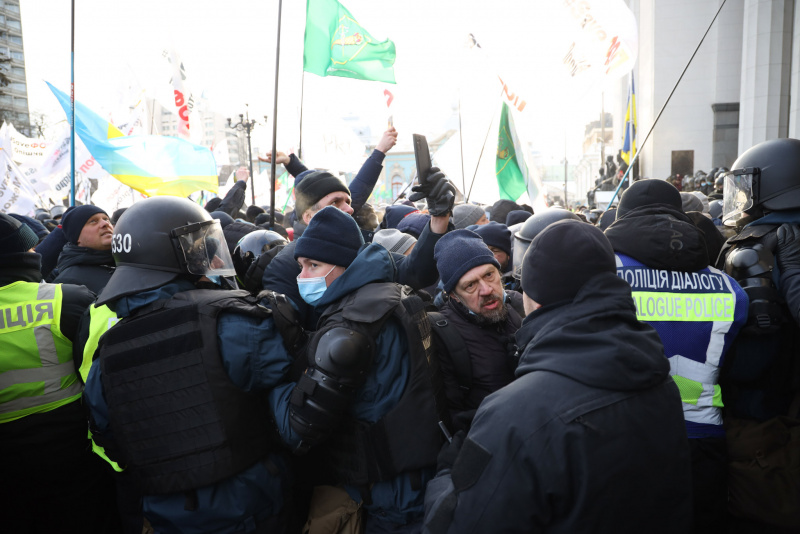 Акція ФОПів у Києві: протестувальники намагаються прорватися до парламенту