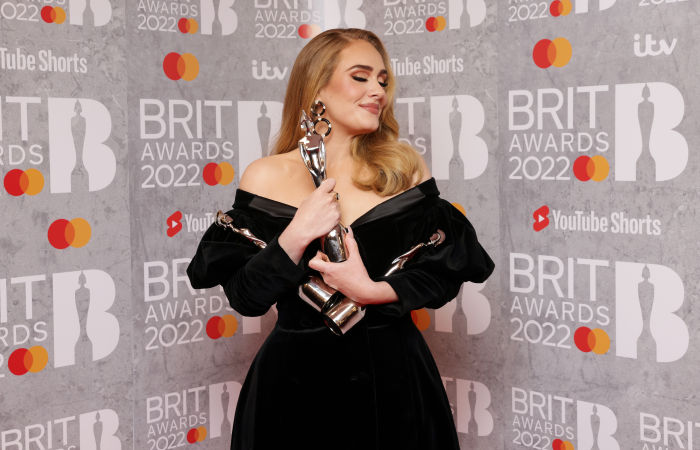 Адель отримала головні нагороди Brits у сукні українського бренду (фото, відео)