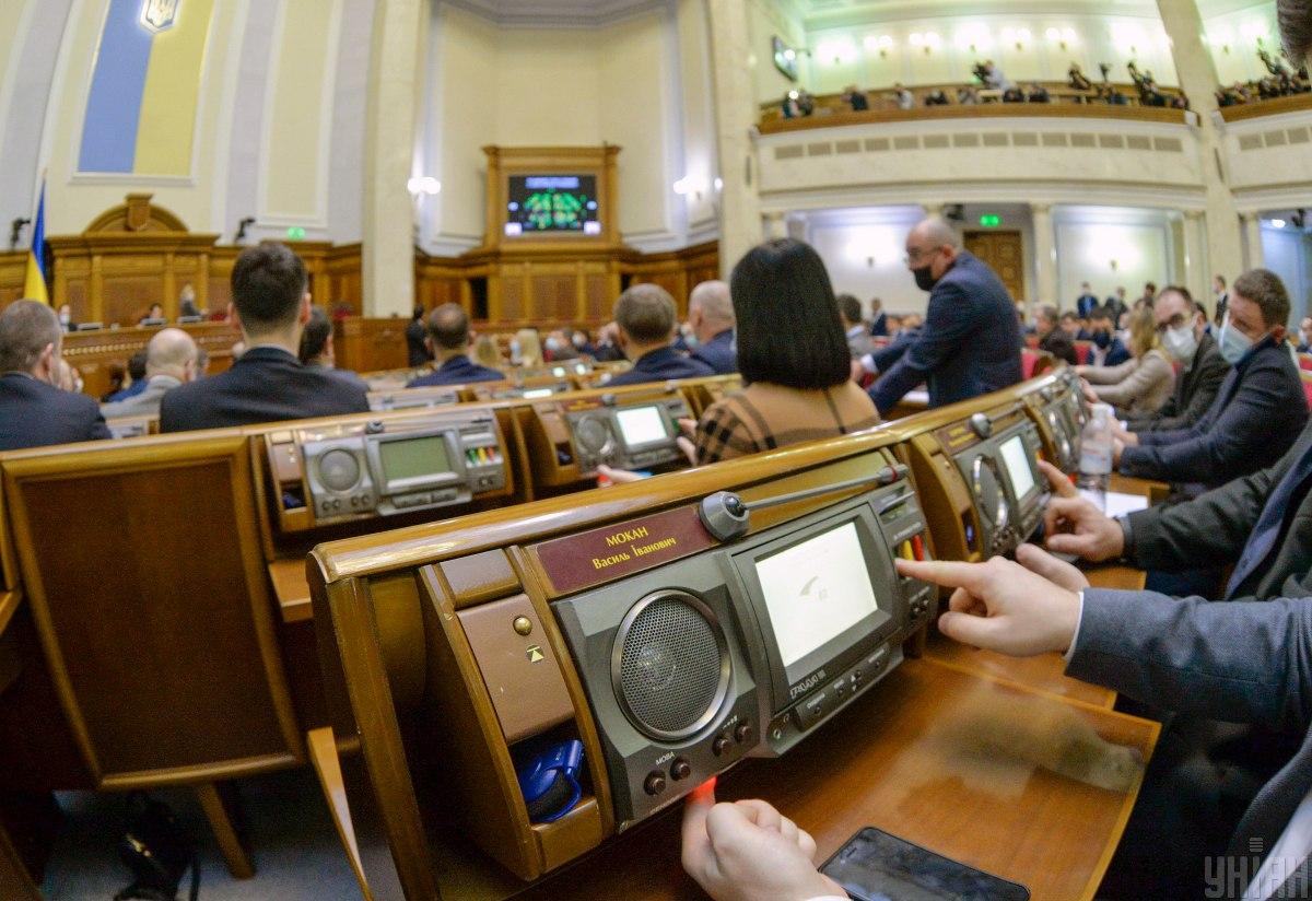 Майже 50 тисяч гривень: нардепи проголосували за 100% надбавку до своїх зарплат