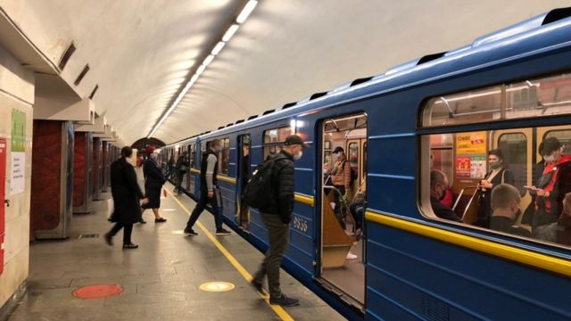 Через бої у Києві на проспекті Перемоги червона гілка метро сьогодні не працюватиме