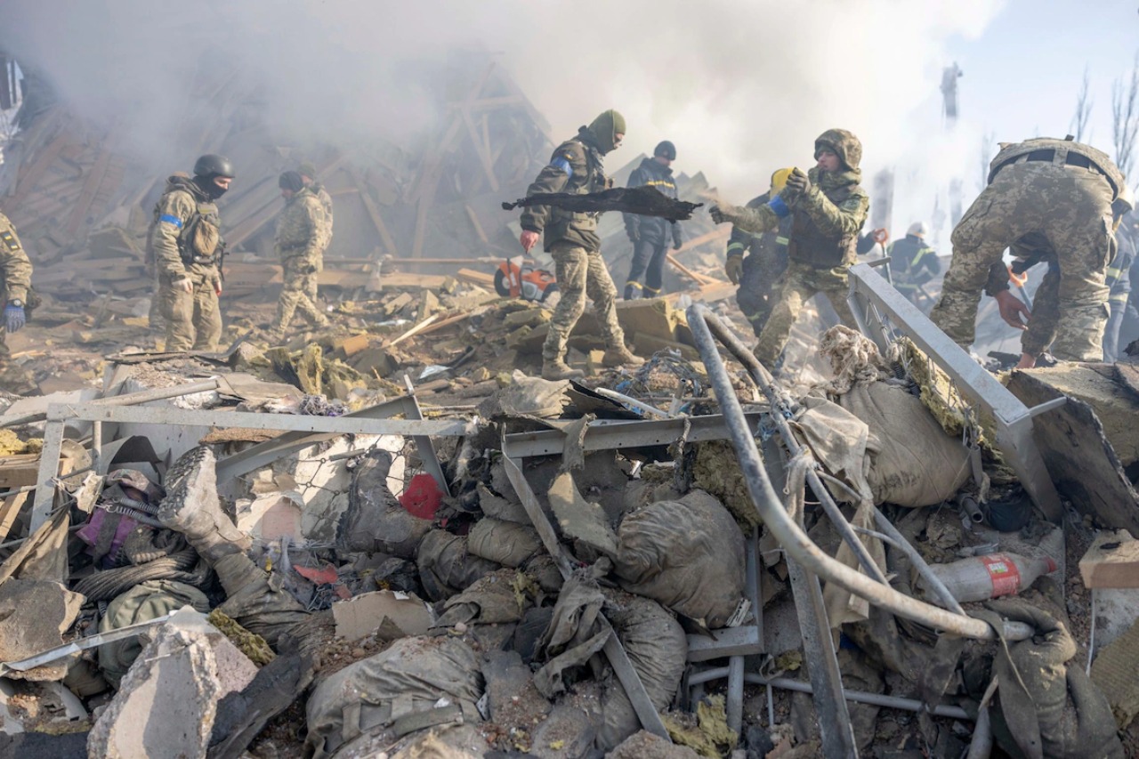 Трагедія у Миколаєві: ранкова ракетна атака - живих і мертвих викопують з руїн
