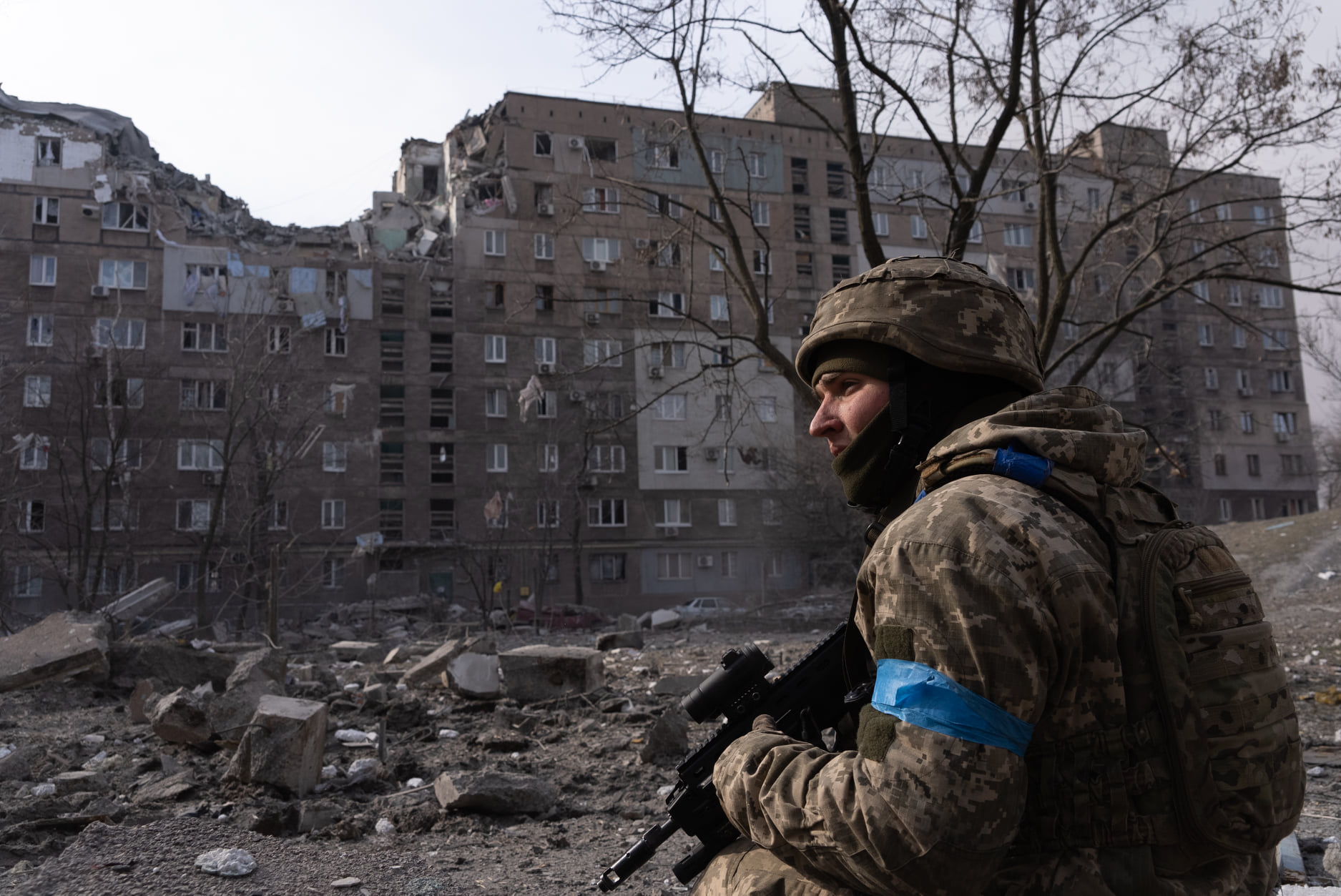 У Маріуполі окупанти скинули бомбу на школу мистецтв, там ховалися люди