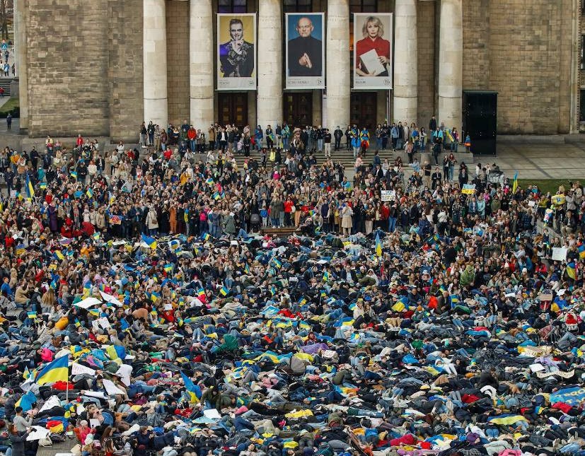 "Байдене, дайте більше зброї нашим людям": тисячі українців лягли на площі в центрі Варшави, вимагаючи закрити небо над Україною