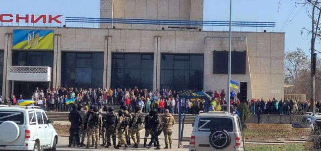 В Енергодарі окупанти обстріляли мирний мітинг: є постраждалі (відео)