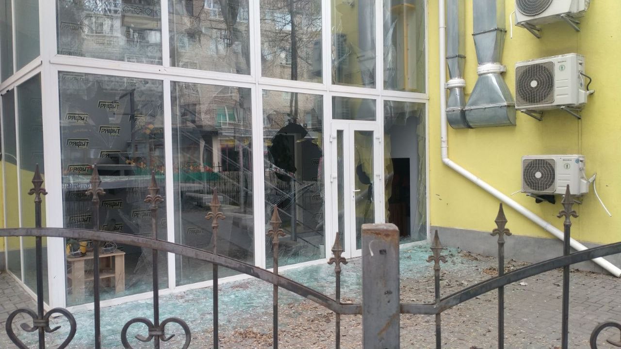 Внаслідок обстрілу Миколаєва 12 людей загинули, десятки поранено