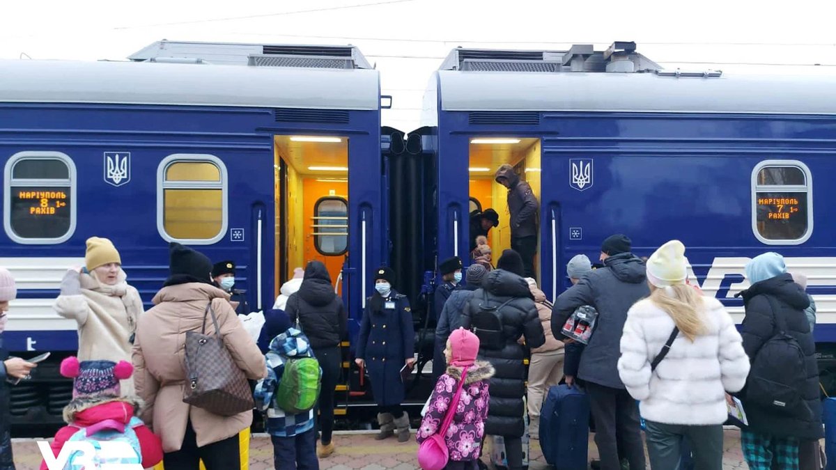 Ворог вдарив по залізниці на Донеччині: заблоковано три евакуаційні поїзди в Слов‘янську та Краматорську