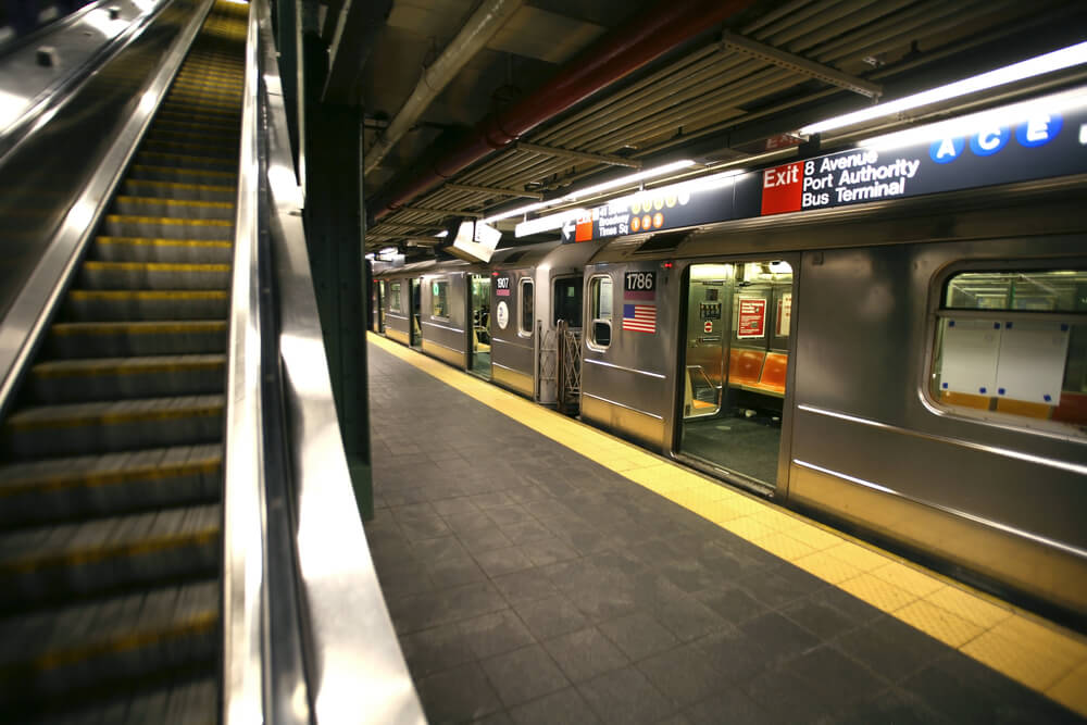 В метро Нью-Йорка сталася стрілянина: щонайменше 13 осіб поранено, 5 - загинуло (відео)