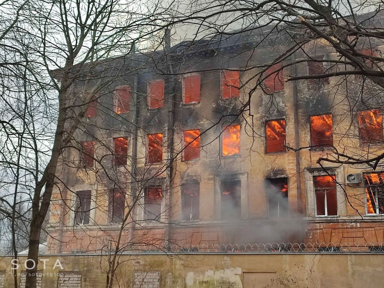 росія палає: в Твері майже дотла вигоріла будівля Науково-дослідного інституту Міноборони рф (відео)