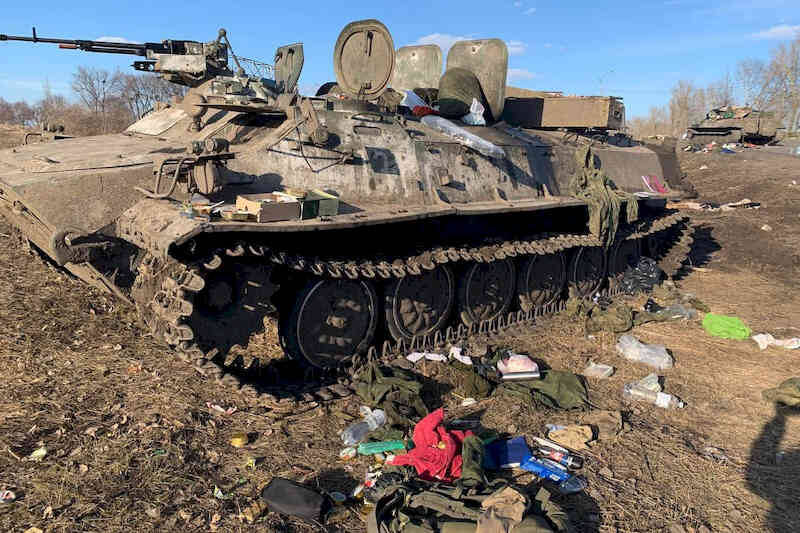 Перетворили машини вбивств у брухт: українські військові знищили одразу три ворожих танки (відео)