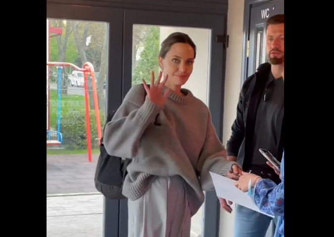 На каву до Львова: Анджеліну Джолі помітили в одній з львівських кав'ярень (відео)