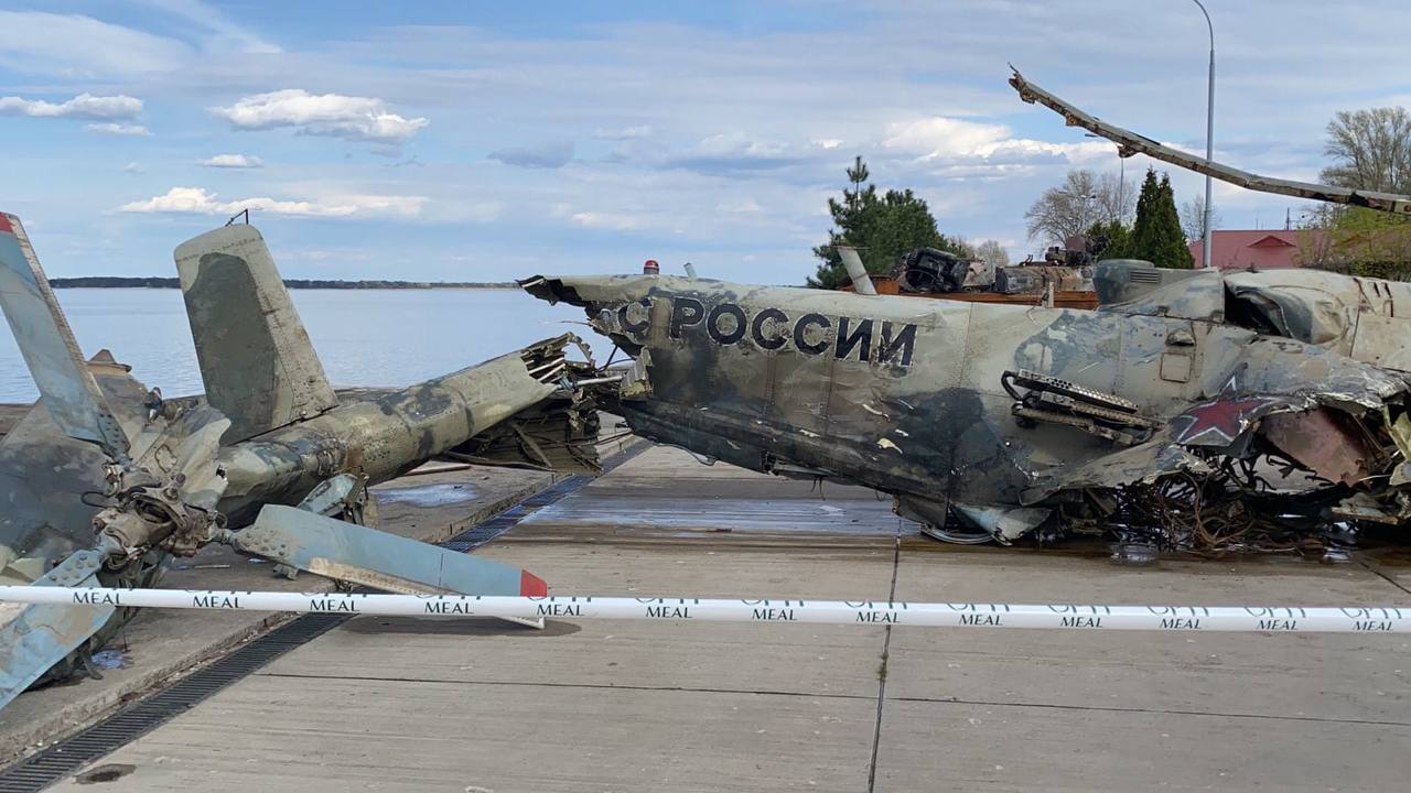 Збитий ЗСУ російський гелікоптер дістали з Київського водосховища (відео)