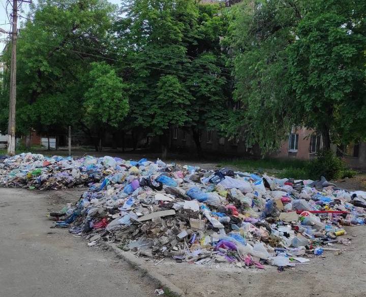 У Маріуполі окупанти влаштовують сміттєзвалища у дворах багатоповерхівок - є  загроза спалаху епідемії