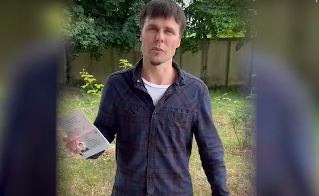 "З гордістю це роблю": ще один росіянин спалив свій паспорт на камеру (відео)