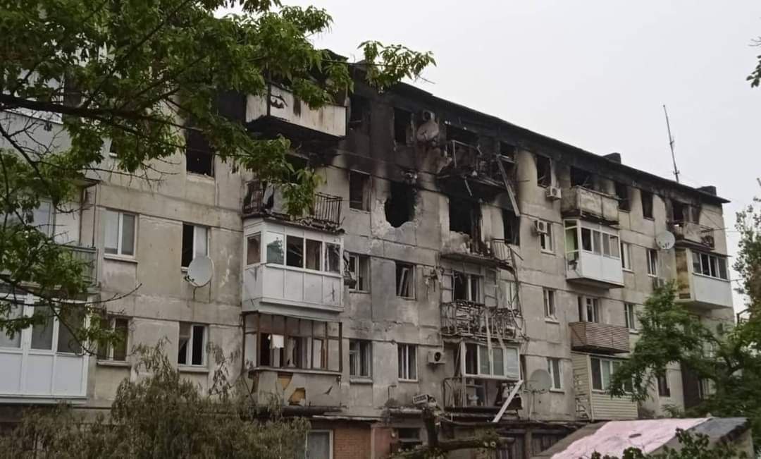 Гайдай повідомив, що рашисти наближаються до Лисичанська з півдня (фото зруйнованого міста)